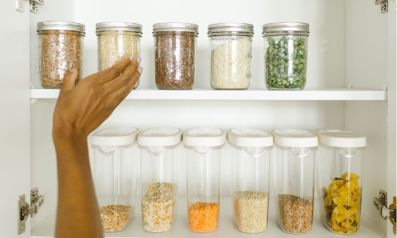 Jak zdrowo jeść zimą – co warto mieć w swojej domowej eko spiżarni?